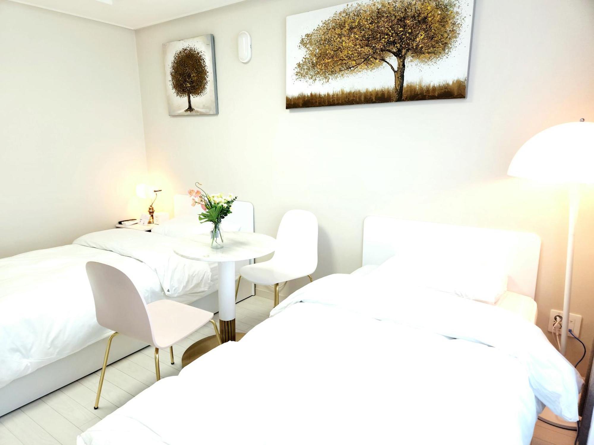 Daegu Star B&B Dsr Hotel Lily Guestroom Стая снимка
