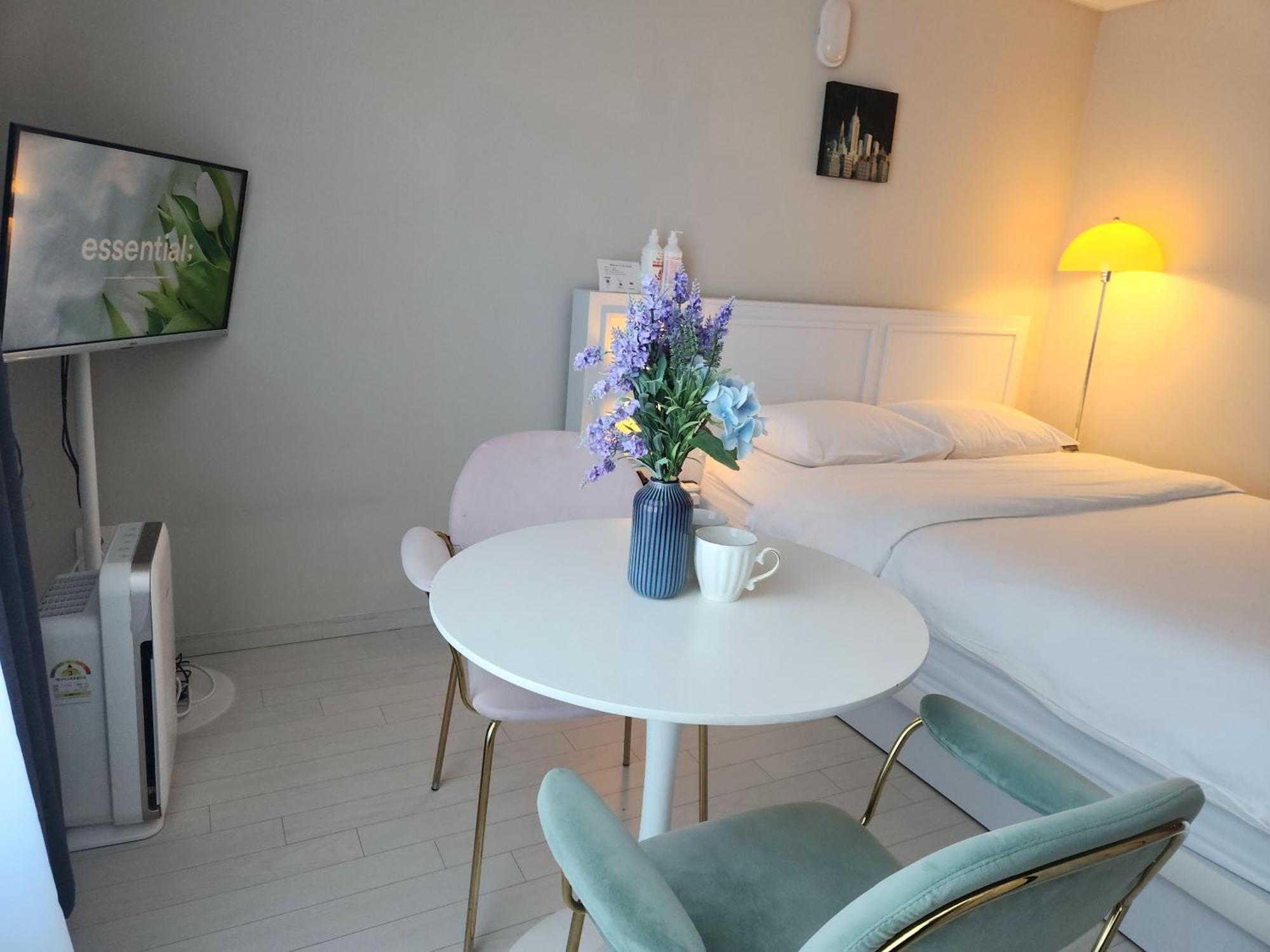 Daegu Star B&B Dsr Hotel Lily Guestroom Стая снимка