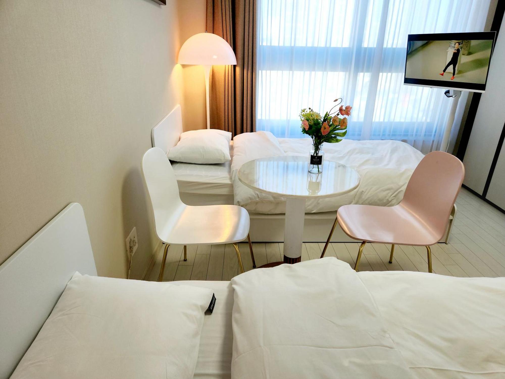 Daegu Star B&B Dsr Hotel Lily Guestroom Стая снимка