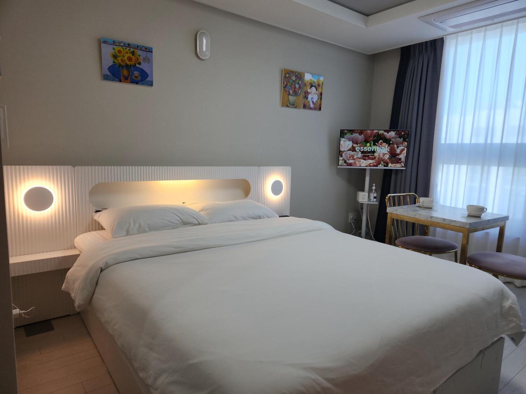 Daegu Star B&B Dsr Hotel Lily Guestroom Стая снимка