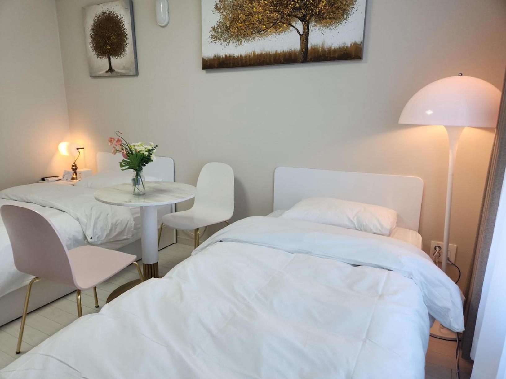 Daegu Star B&B Dsr Hotel Lily Guestroom Стая снимка